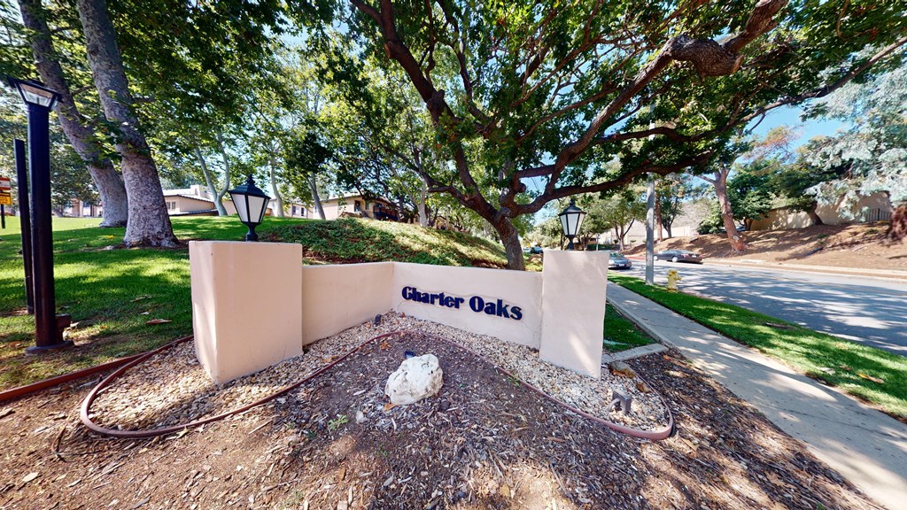 a sign that says oaks in front of some trees