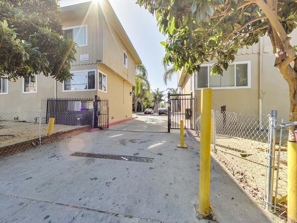 1732-1744 27th Avenue