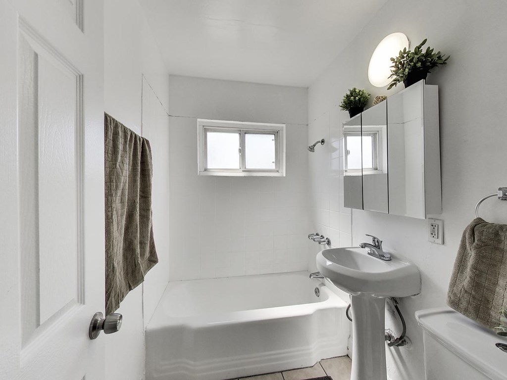 1732-1744 27th Avenue