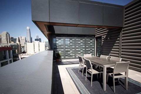 Rooftop dining area with contemporary table and chairs at 923 Folsom Apartments, San Francisco, California