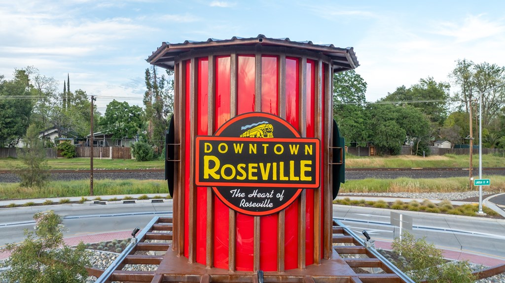 A red and white sign that says Downtown Roseville.
