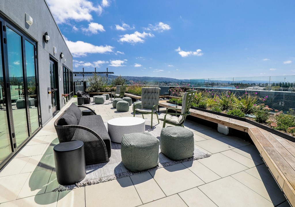 Pet-friendly Apartments in Brooklyn Basin Oakland CA - Artizan Oakland - Outdoor Lounge Area