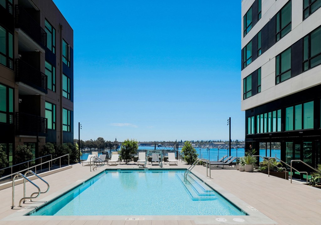Apartments in Brooklyn Basin Oakland CA - Aritzan Oakland - Sparkling Pool