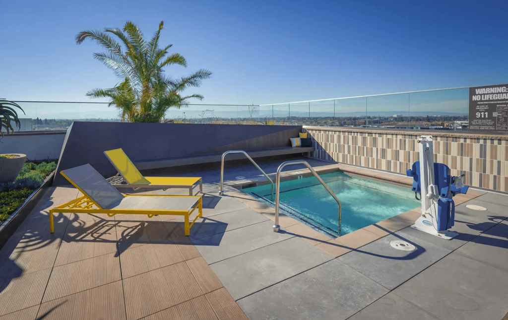 the hot tub on the roof of the building