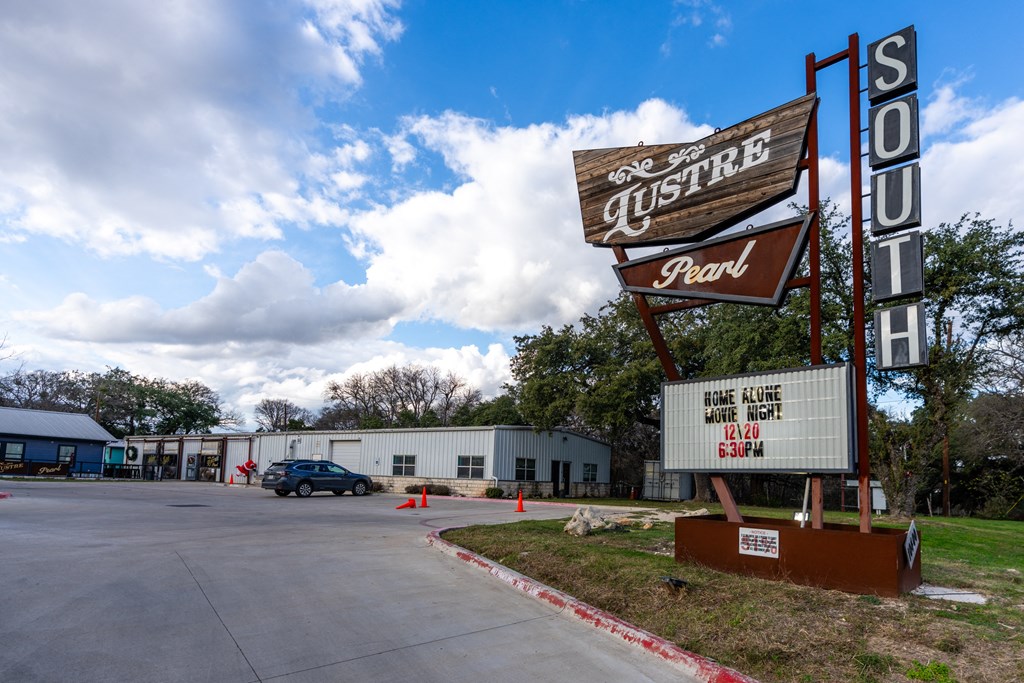 a sign for a motel in front of a parking lot