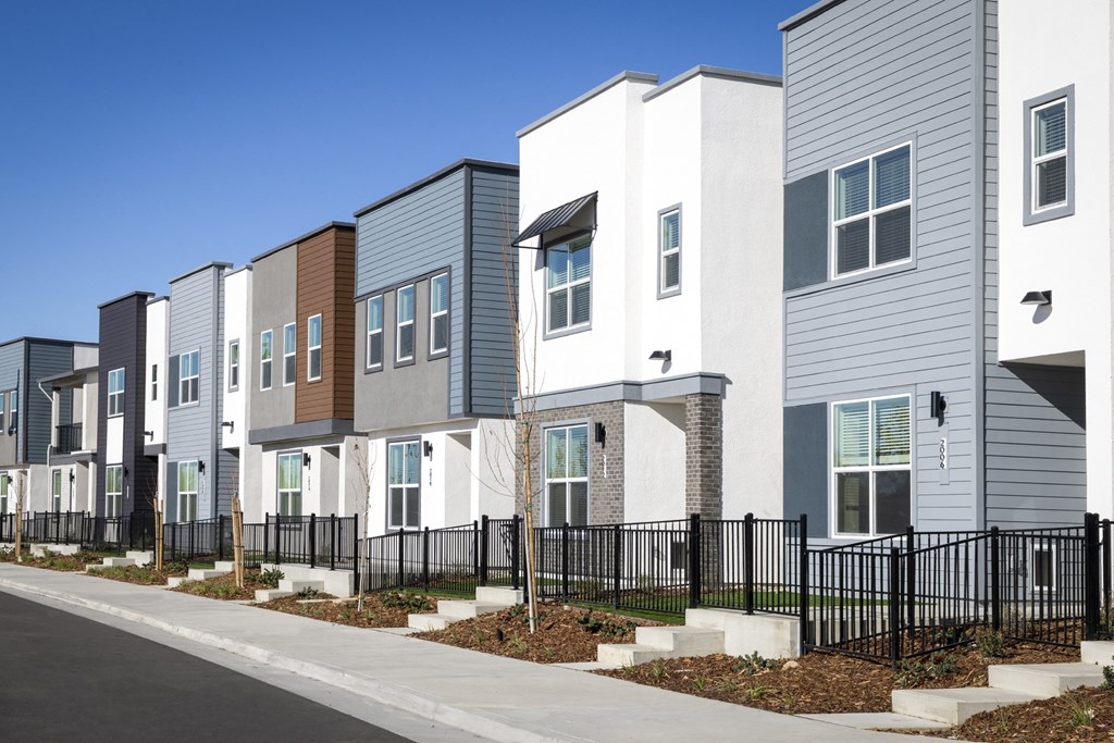 a row of town houses in front of a street