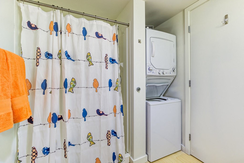 Full bath with washer/dryer