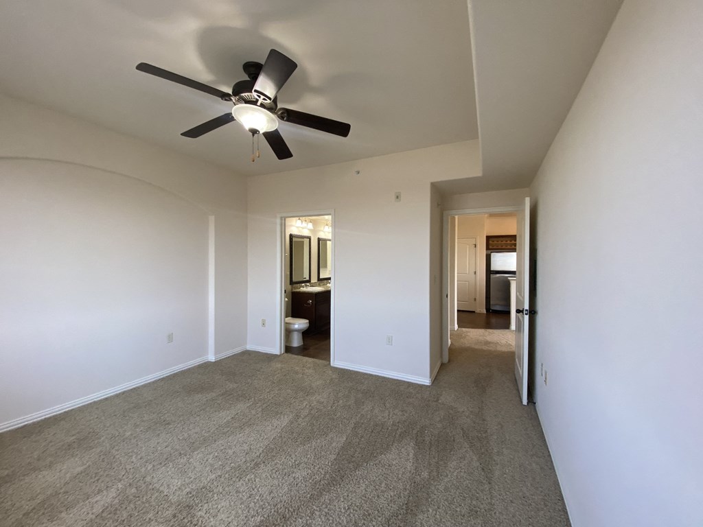 Classic Unit - bedroom with ceiling fan