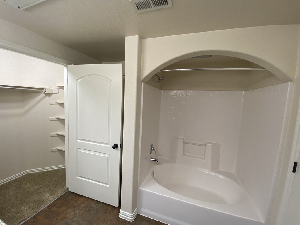 Classic Unit - Bathtub and Closet