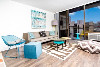 Living room with large floor to ceiling sliding door to balcony - Photo Gallery 2