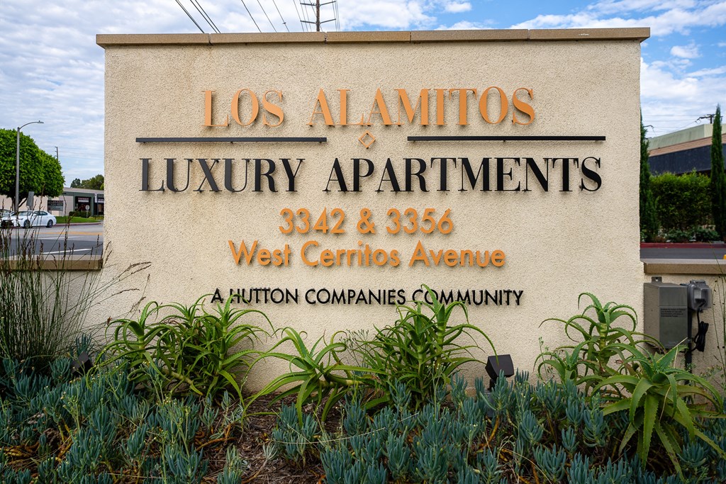 a sign for los alamitos luxury apartments