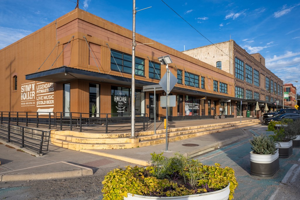 neighborhood and shopping at Mihir Taylor, Texas 76574