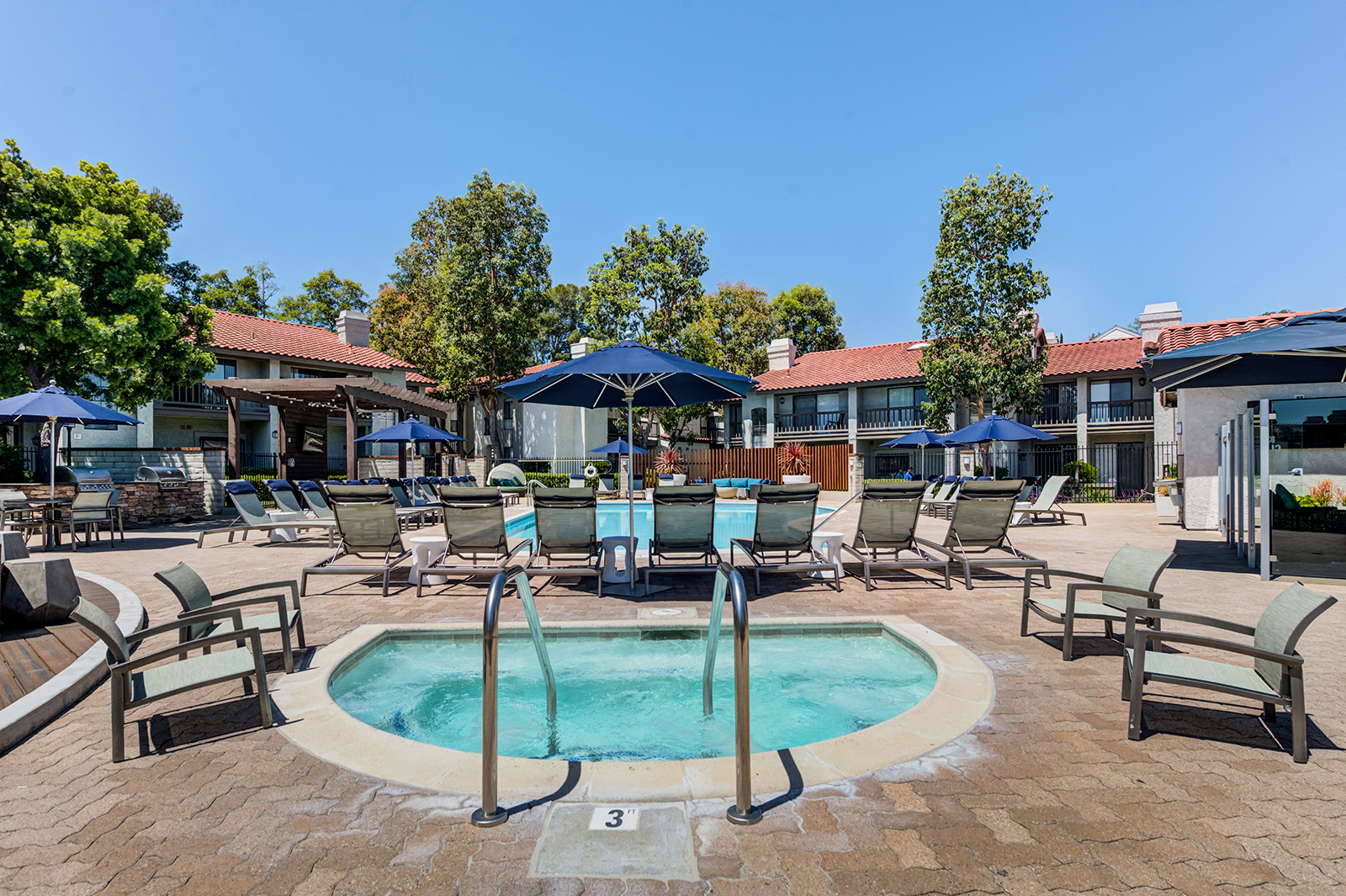 Jacuzzi with seating