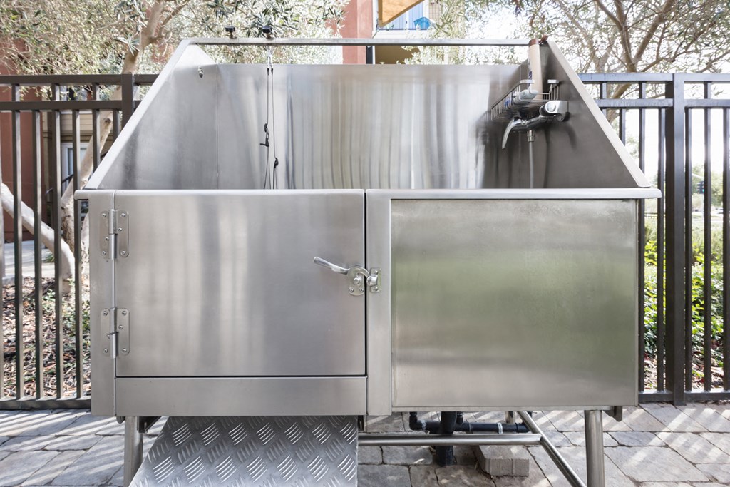 Outdoor pet washing tub