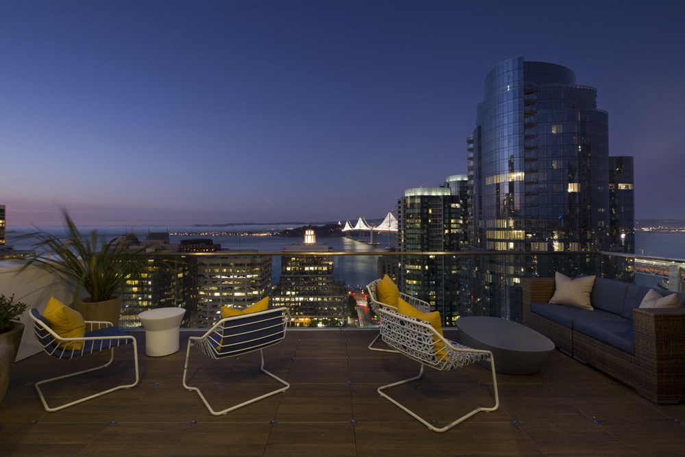 solaire rooftop at night