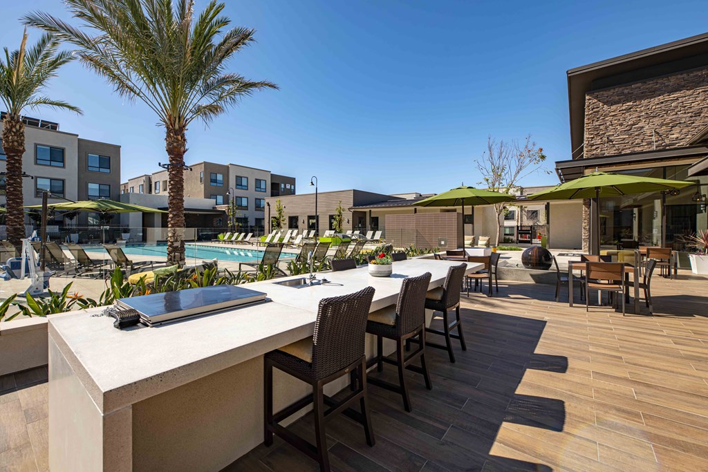 outdoor dining area at the bradley braddock road station apartments