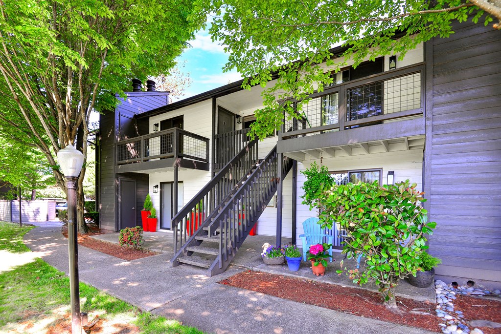 Exterior view at Woodlake Apartments, Kirkland, WA 98034