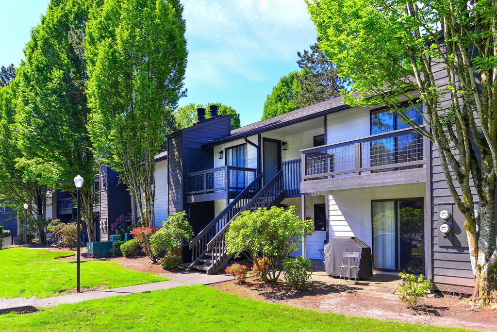 exterior of building with grass at Woodlake Apartments, Washington 98034