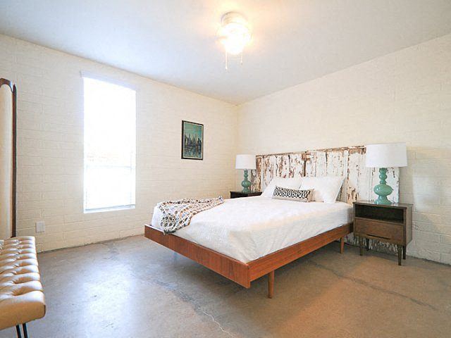 Bedroom with window - Photo Gallery