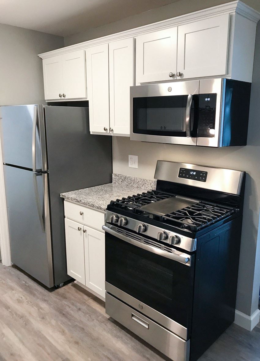 Auburn-Heights-Apartments-Pontiac-MI - Photo Gallery 1