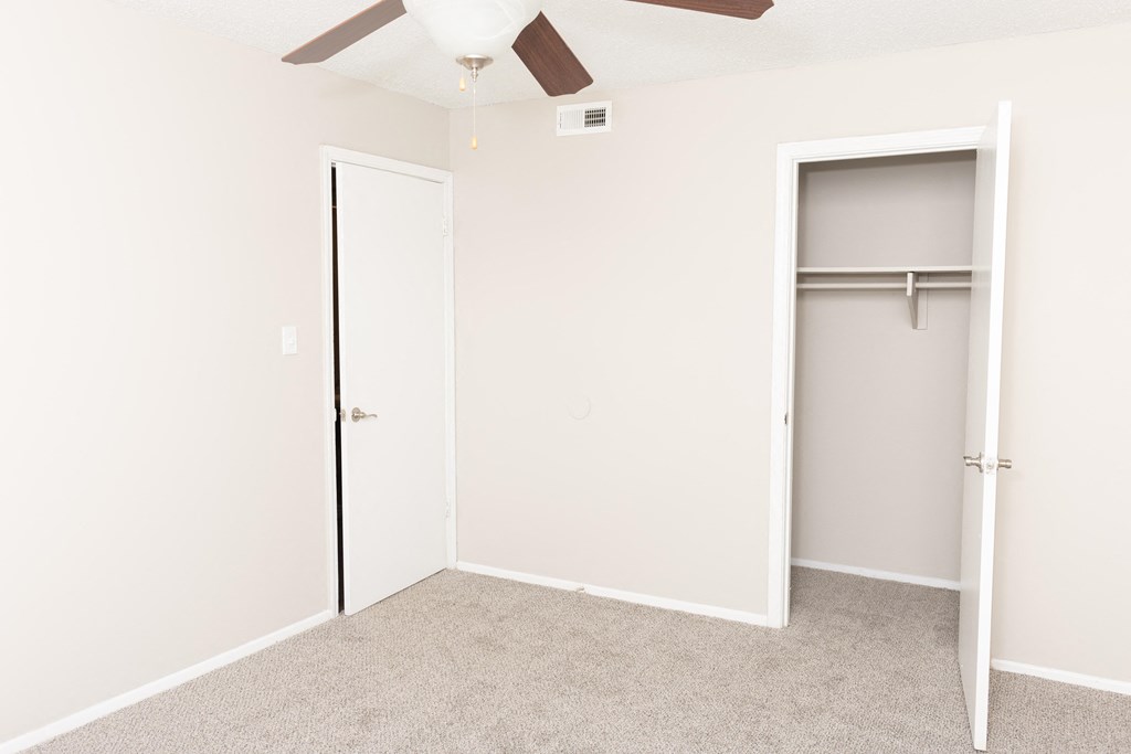 Bedroom w/ Closet