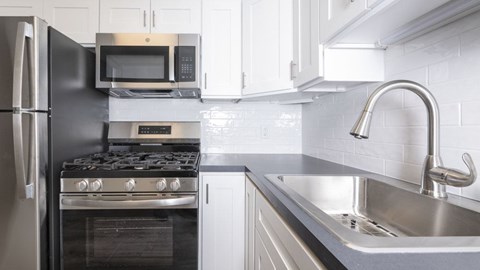 2 Bed 1 Bath w garage basement - Kitchen