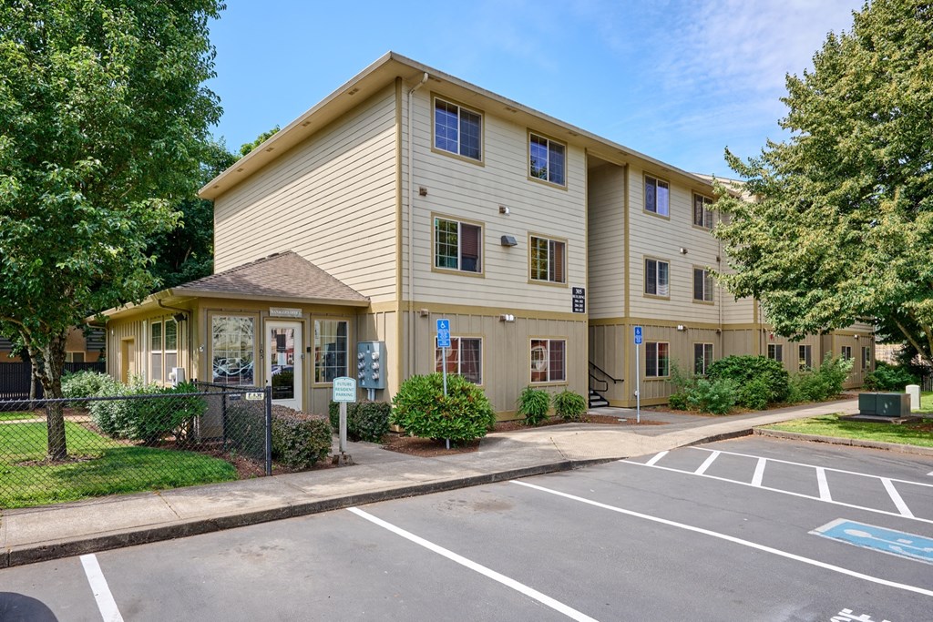 Building exterior view1 at Monroe Avenue Apartments, Salem