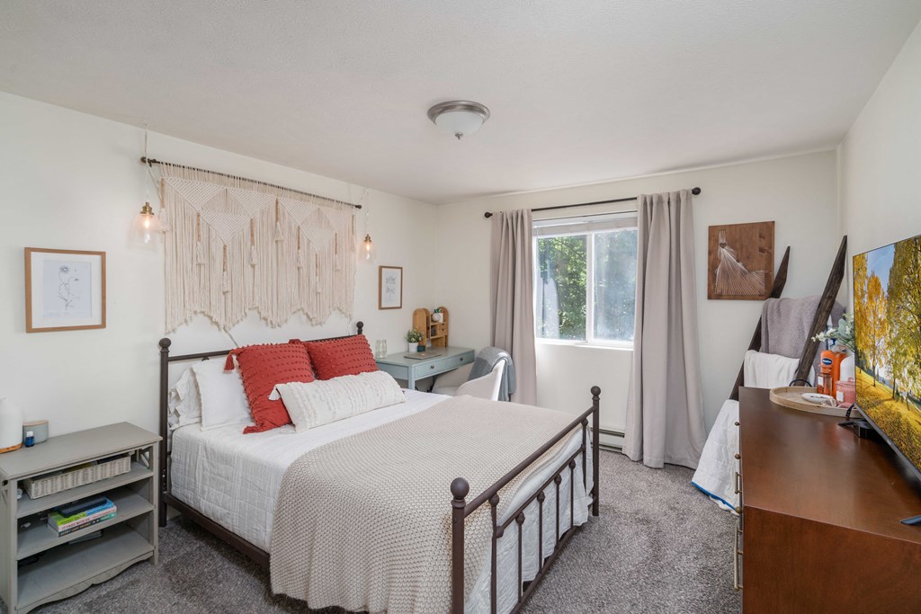 a bedroom with a bed and a desk a bedroom with a bed and a desk at Ironwood Apartments, Coeur d'Alene
