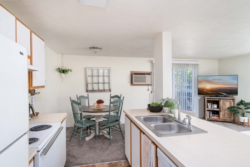 a kitchen and dining area in a 555 waverly unit  at Ironwood Apartments, Coeur d'Alene, ID
