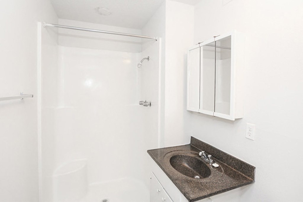 Bathroom  at Canyon Creek Apartments, Missouri, 64132