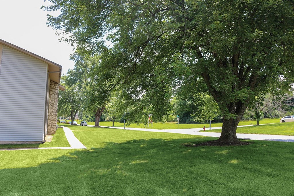 walking trails and green space at Gatehouse Apartments, Missouri, 64134