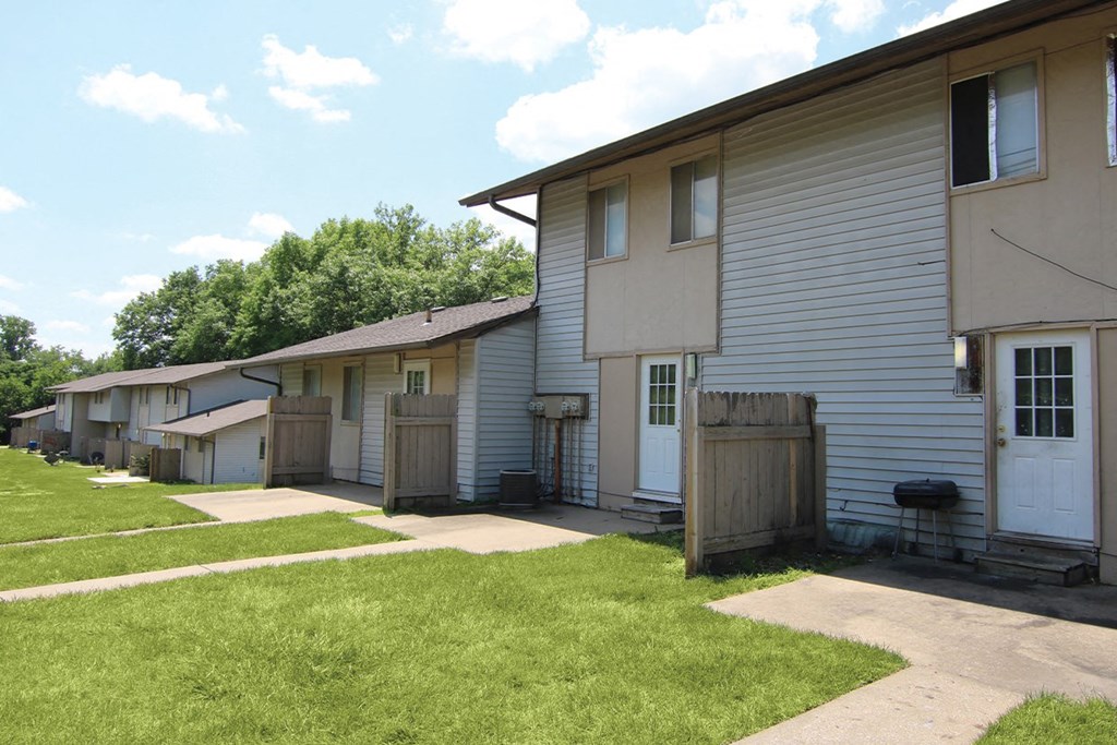 Gatehouse Townhome Backyards at Gatehouse Apartments, Kansas City, MO, Missouri
