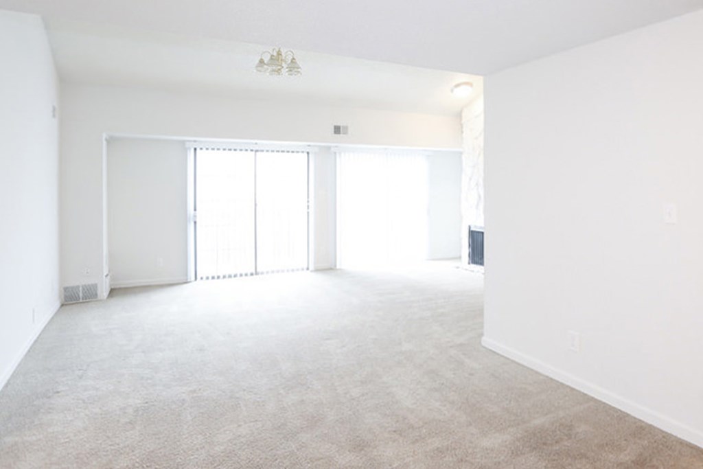 Large Living Room at Canyon Creek Apartments, Missouri, 64132