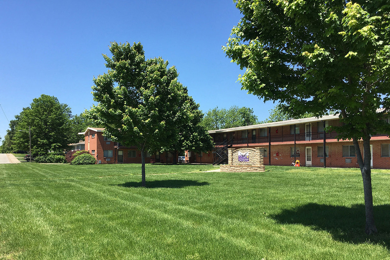 Rolling Ridge Main Lawn