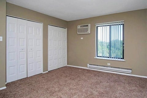 Beige Carpet In Bedroom at Lansing Riverwood, LLC, Lansing