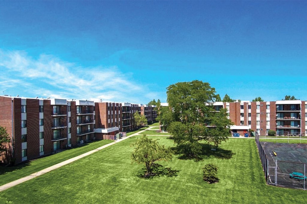 Lush Green Courtyard Wit Walking Paths at Lansing Riverwood, LLC, Lansing, IL
