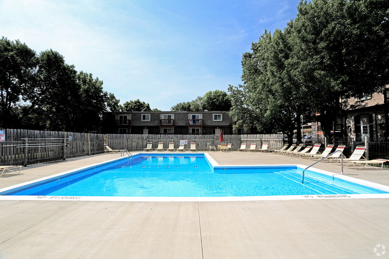 Sheridan Crossing Pool