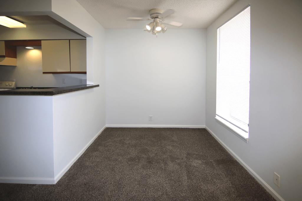 Dining Area at Willow Creek, Kansas City, Missouri