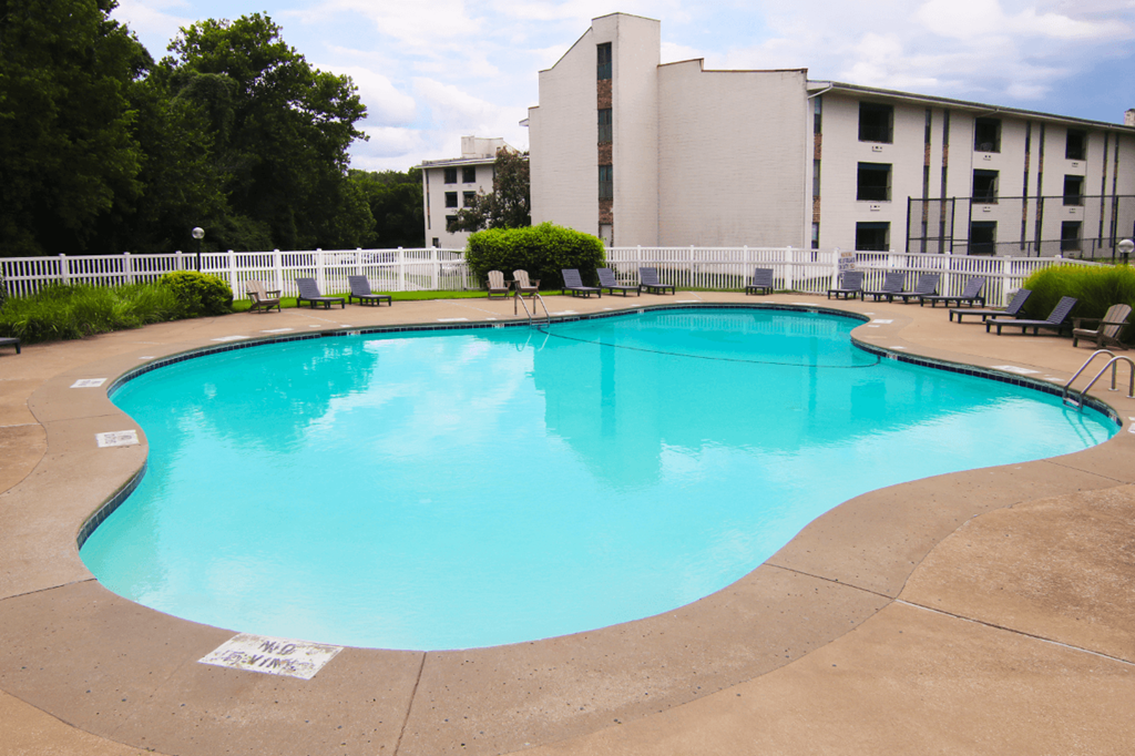 Large Pool at Willow Creek, Kansas City, 64114