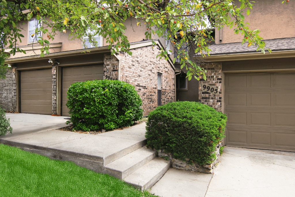 Garages at Willow Creek, Kansas City, Missouri