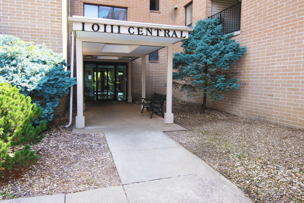 Building Entrance View at Willow Creek, Kansas City