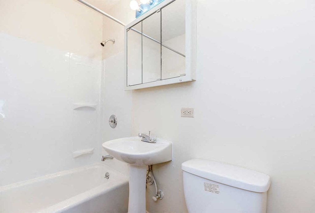 1x1G Bathroom at Waldo Heights, Kansas City, Missouri