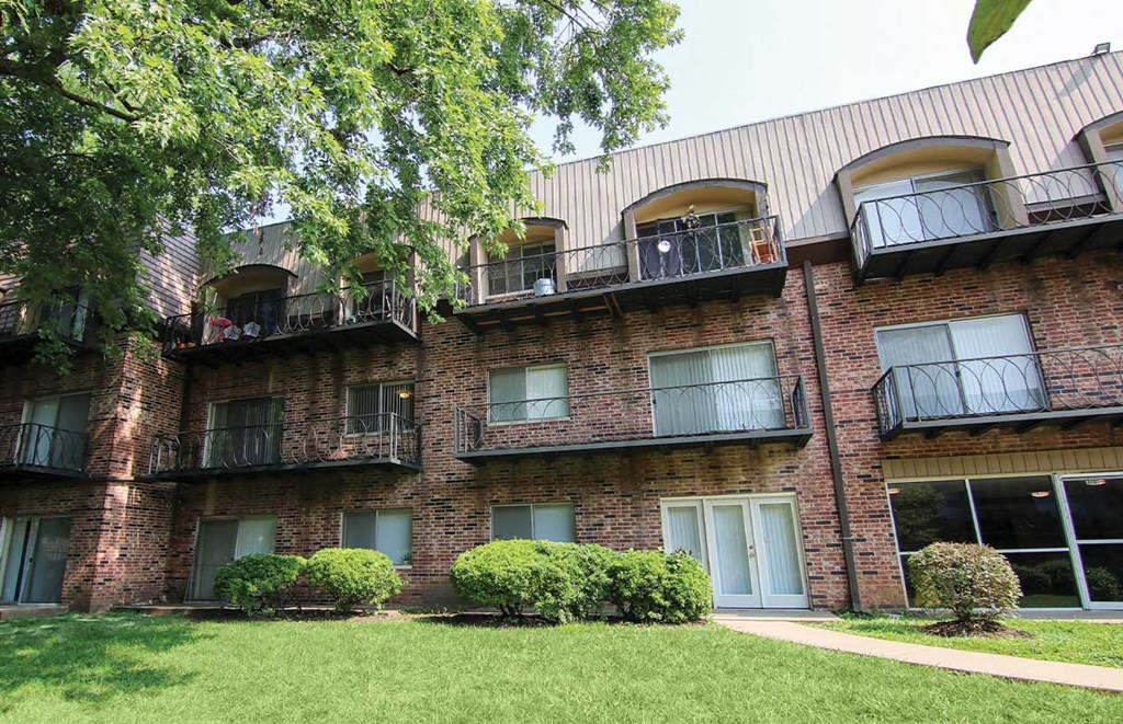 Courtyard and Building at Waldo Heights, Kansas City