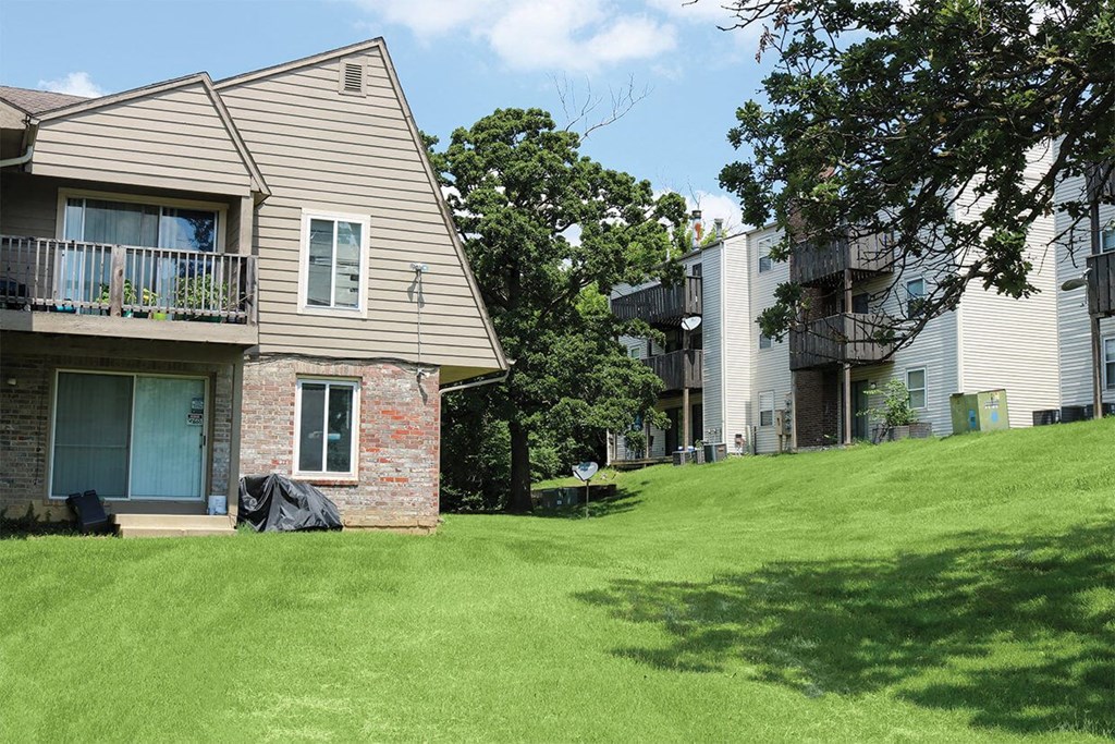 Courtyard at Canyon Creek Apartments, Kansas City, Missouri