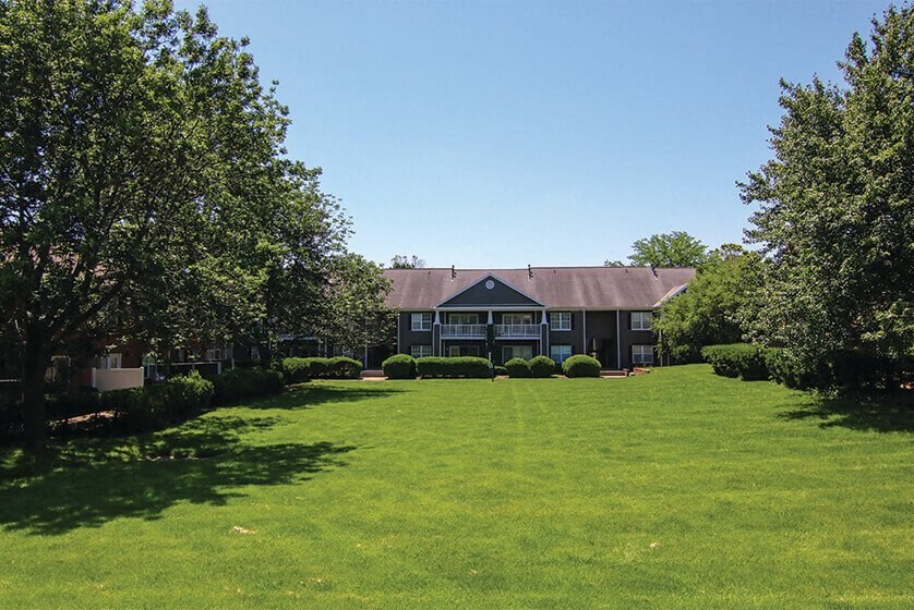 Large, Open Courtyard at Coach House Apartments, Missouri