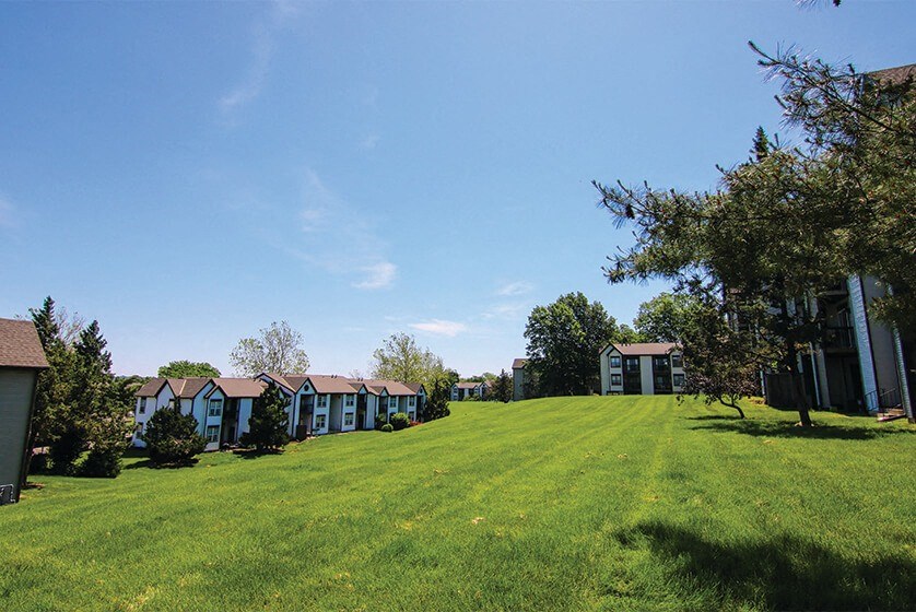 Large Courtyards and Open Outdoors at Coach House Apartments, Kansas City