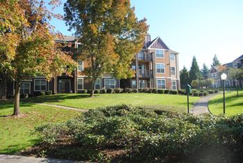 Green Space Walking Path at Commons at Verandas in Tanasbourne Apartments, Hillsboro, 97124