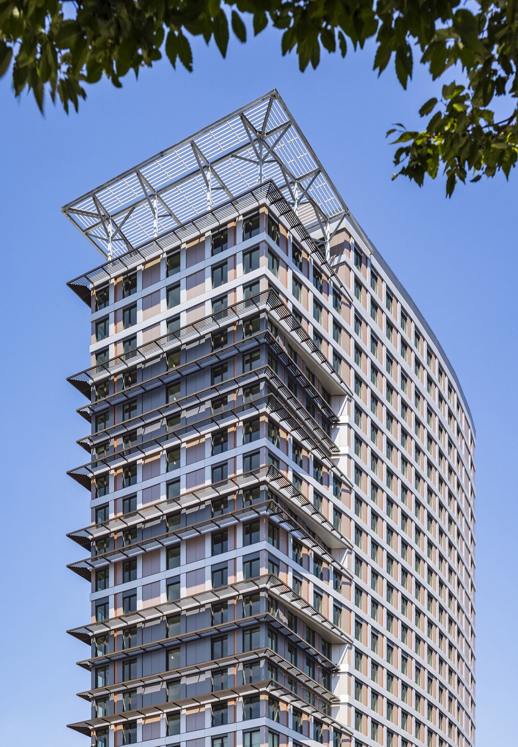 a tall skyscraper with a blue sky in the background
