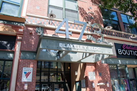 A sign for Blakeley Bldg is displayed above a Chelsleti Boutique.