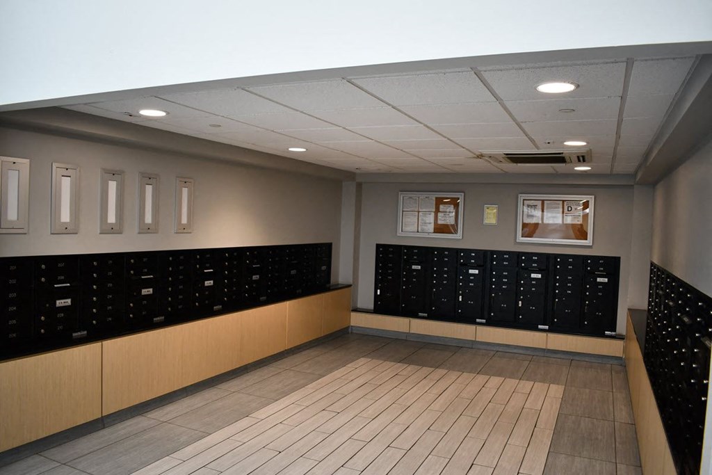 an empty room with many emptyzers in a room with a floor